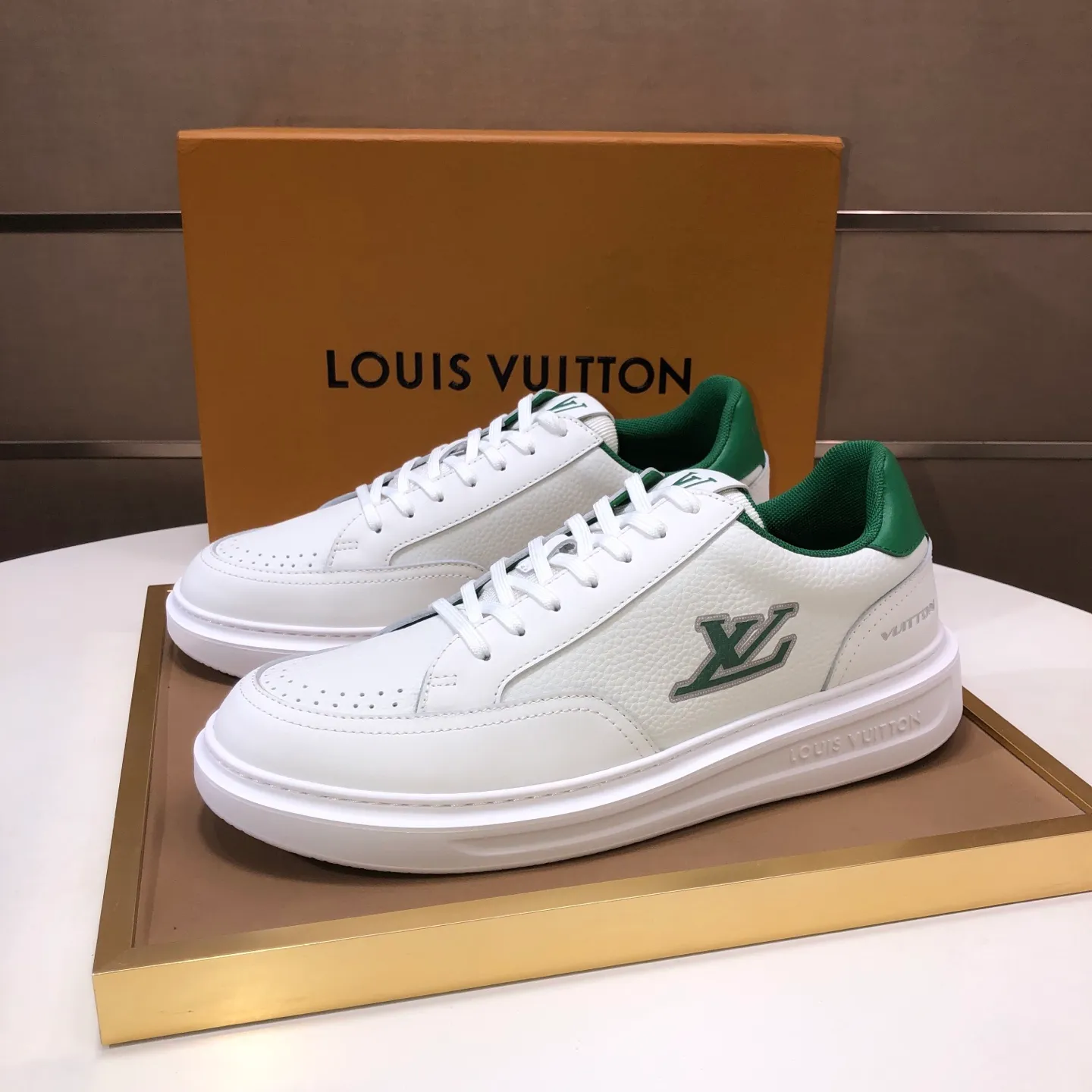 Factory batch 640💰original development, quality shipment, welcome to compare - LV sneaker series sports shoes introduce the loose silhouette of the ready-to-wear series into the spring and summer men's wear shows and make an eye-catching appearance. The cow leather upper is combined with rough fabric laces, and colorful beading highlights the brand's classic elements. LV letters mark the tongue and Monogram floral outsole. Mixed materials Made of top-grain cowhide, thick shoelace design, large Monogram print on the side, mesh lining and cotton feet, the comfort is as extreme as ever, premium heritage, quality first, worth owning! Size: Men’s 38-45 (45 is custom-made and cannot be returned or exchanged)